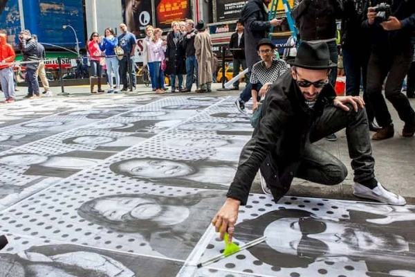 ARTISTA CRIA OBRA COM FOTOS