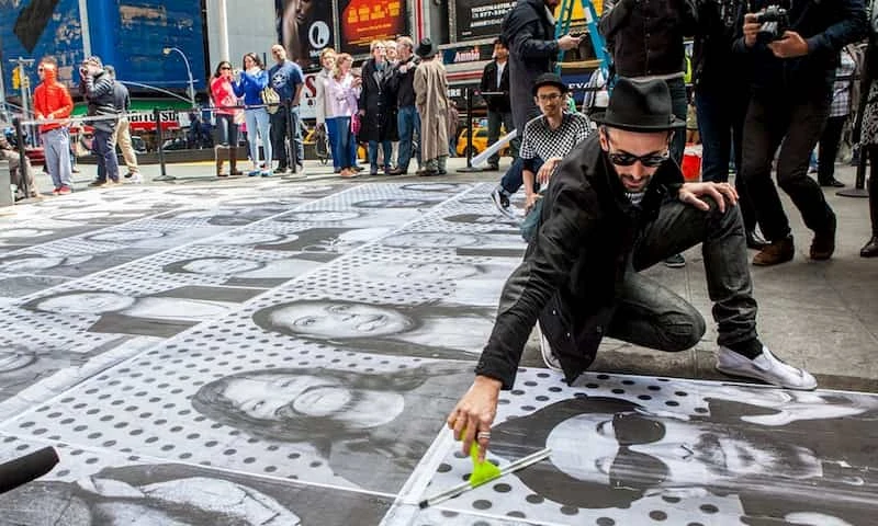 ARTISTA CRIA OBRA COM FOTOS