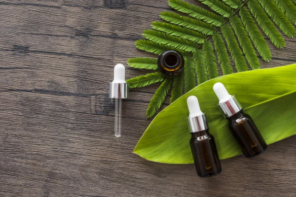 Garrafas de oleo de aroma spa marrom na folha verde sobre a mesa de madeira 23 2147883754