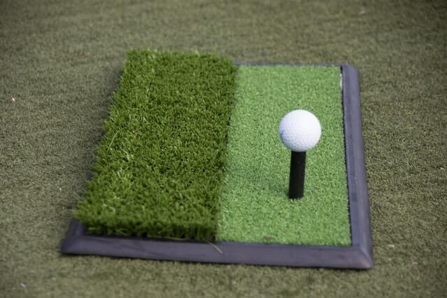 bolinha de golf na grama sintetica